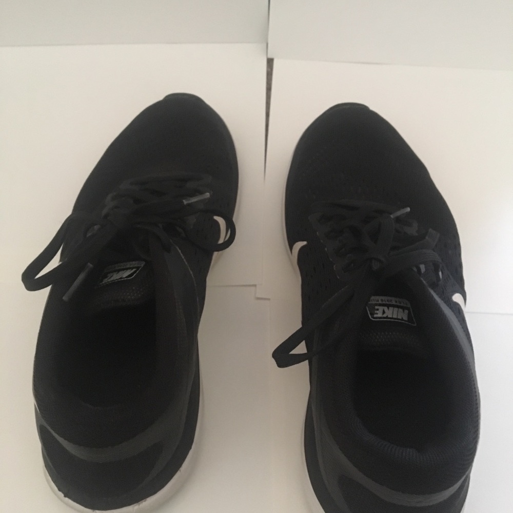 Black and white Nike Flex 2016 run shoes